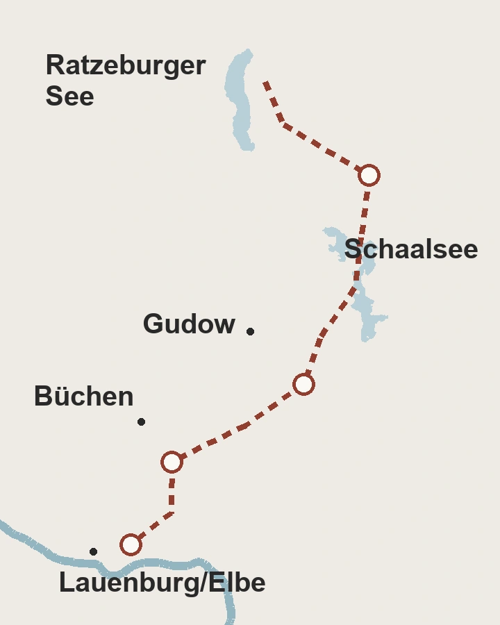 Vereinfachte Übersicht vom Ratzeburger See über den Schaalsee und Gudow bis Büchen und Lauenburg/Elbe. Vier einfache Ringe zeigen die Querungsräume Mustin/B 208, Gudow–Zarrentin/A 24, Büchen–Schwanheide/Bahn Hamburg–Berlin und Lauenburg–Horst/B 5–F 5. Der gestrichelte Verlauf ist schematisch und keine präzise historische Staatsgrenze.