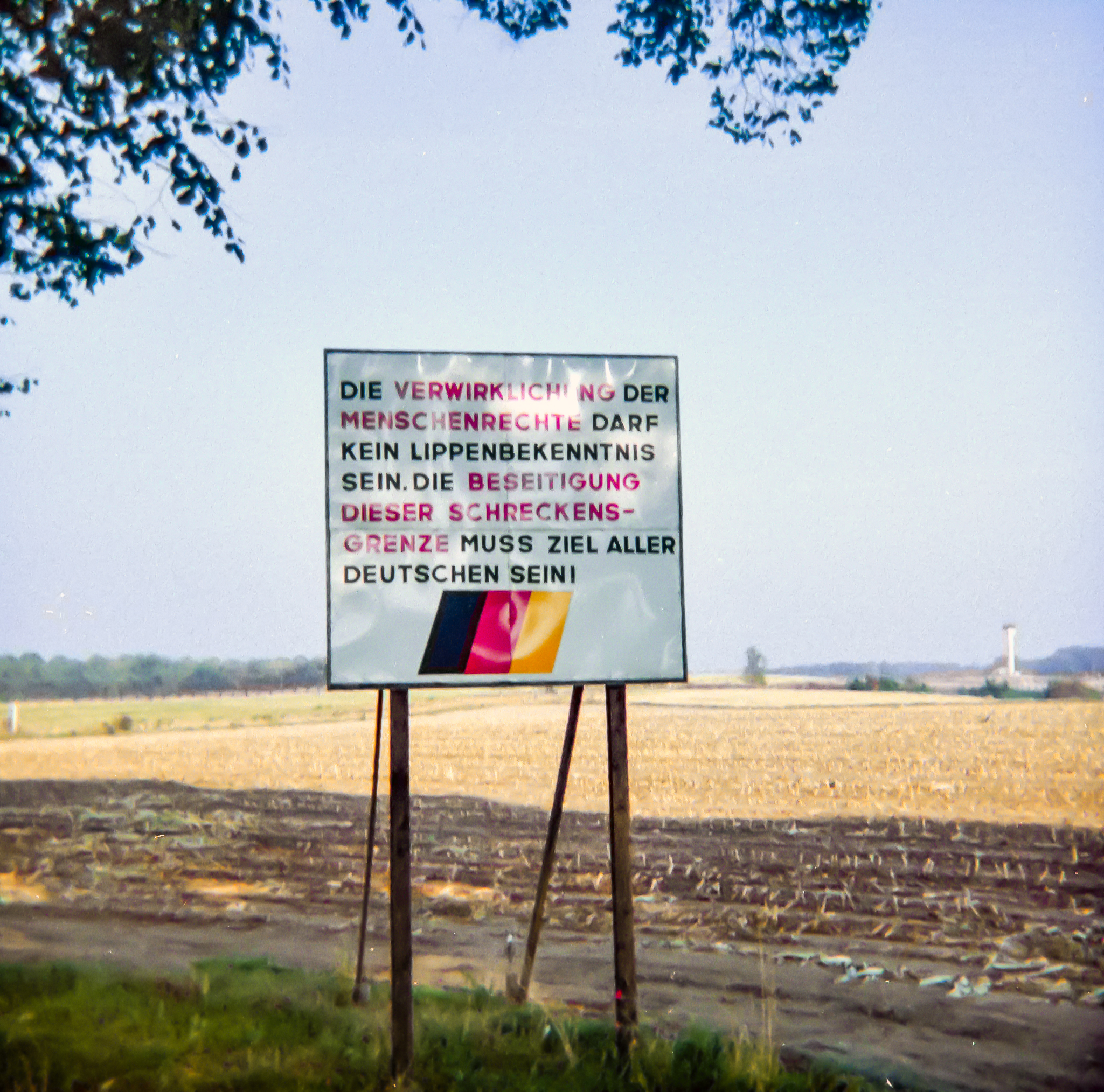 Schild an der innerdeutschen Grenze nahe Ratzeburg im Herbst 1979. Es fordert die Verwirklichung der Menschenrechte und die Beseitigung der Schreckensgrenze.